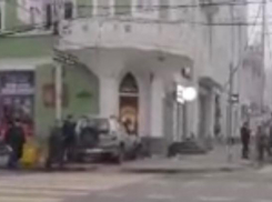 Внедорожник протаранил усадьбу купцов Богарсуковых в историческом центре Краснодара 