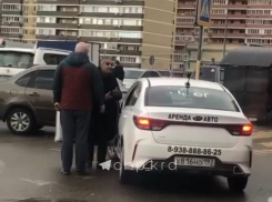 «Давай бей меня»: таксист едва не зарезал пассажира в Краснодаре