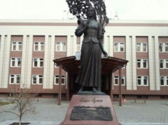 История Краснодара: к памятнику «своей» Кларе Лучко молодожены несут цветы 