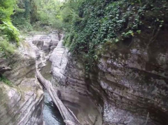 В горах Сочи спасатели эвакуировали пенсионерку из леса