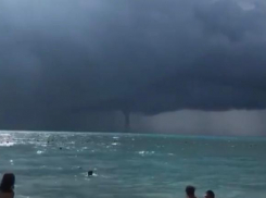 Туристы устроили заплыв в море во время смерча под Геленджиком