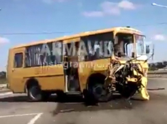 Школьный автобус попал в крупное ДТП на трассе под Гулькевичами