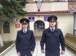 На Кубани двое полицейских вытащили пенсионера из горящего дома