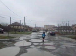 Переплыть ямы: попытки ребенка попасть в школу по жуткой дороге в Краснодаре сняли на видео