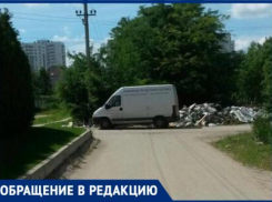 Неизвестные выбросили строительный мусор в жилом дворе в Краснодаре 