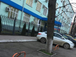 «Если не на «джипе», ехай мимо»: Парковочные места только для VIP-персон и водителей внежорожников появились в Краснодаре
