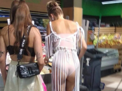 В Краснодаре из-за жары девушки раздеваются на улицах