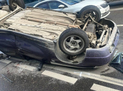 Утро в центре Краснодара началось с аварии с «перевертышем»