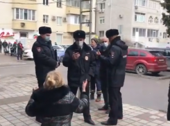 В мэрии Краснодара прокомментировали видео, на котором владелица павильона умоляет не сносить ее источник дохода