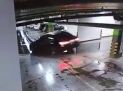 В Краснодаре арестовали водителя, устроившего дрифт на парковке супермаркета