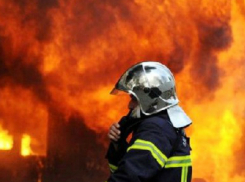 В Краснодаре пожар на хозпостройке тушили 17 человек