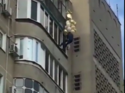  Парень поздравил свою возлюбленную с днем рождения, забравшись на 8 этаж в Краснодаре 