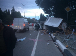 Уснувший водитель «ГАЗели» в Сочи уничтожил машину