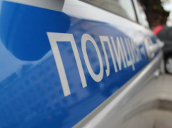 В Краснодаре неадекватный голый водитель фургона протаранил автомобили
