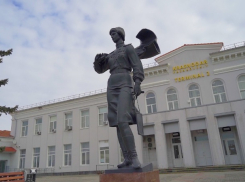 В аэропорту Краснодара возложили цветы к памятнику Бершанской и провели экскурсию для школьников 