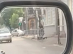 «Пассивная» драка двух пьяных товарищей в центре Краснодара попала на видео