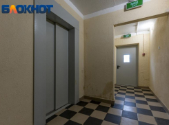 В краснодарской многоэтажке сорвался лифт с пассажиром 