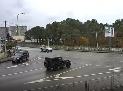 На камеру видеонаблюдения в Сочи попал момент наезда автомобиля на девушку