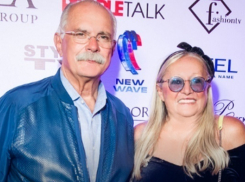 После болезни 70-летний Никита Михалков появился на «Новой волне»