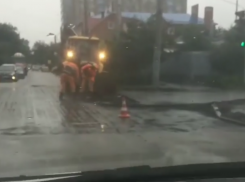  На очередном участке дороги в Краснодаре укладывали асфальт в лужи под дождем 