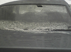 Гигантская глыба льда пробила стекло машины в Новороссийске