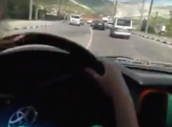 Гонявший по оживленной улице на иномарке ребенок шокировал жителей Новороссийска