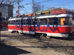 В Краснодаре вандалы разрисовали трамвай