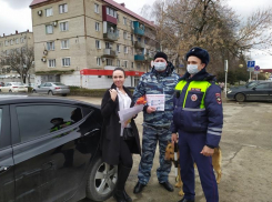 Кубанские полицейские поздравили дам с Международным женским днем