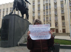 «Краснодарцы так и будут бомжевать на Новый год»: обманутые дольщики провели пикет