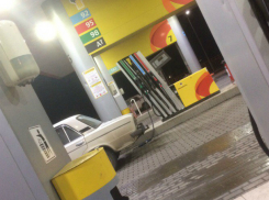 Дерзкий водитель «Жигули» сорвал колонку на автозаправке в Краснодаре