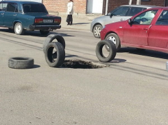 В Краснодаре провалилась часть дороги 