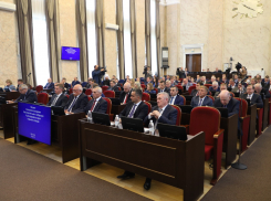 Средний возраст депутатов седьмого созыва － 49 лет