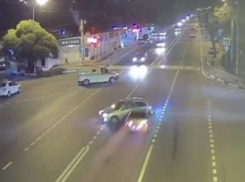 На «коварном перекрестке» в Сочи врезались и «эстетично» разъехались два автомобиля