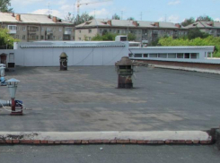 В Краснодаре дети сбросили с крыши дома трубу на коляску с младенцем