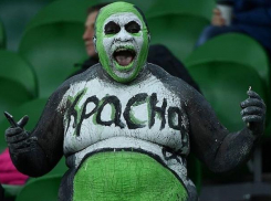 Темнокожий фанат ФК «Краснодар», разрисовавший тело в цвета клуба, оказался режиссером и музыкантом  из Африки 