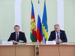 Юрий Бурлачко и Иван Демченко отчитались о своей работе перед анапчанами