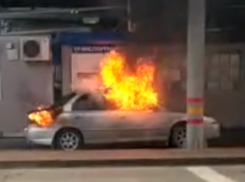 Горящую машину сняли на видео на границе Краснодарского края с Абхазией 