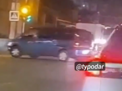 «Искусственно созданная аварийная ситуация»: краснодарцы о работе светофора на пересечении Метальникова и Российской