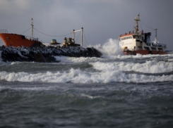 Крым борется против разлива топлива затонувшего на Кубани сухогруза