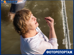 Сотни людей, горячий чай и жуткий мороз: фоторепортаж с крещенских купаний в Краснодаре  