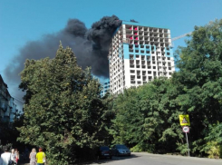 Недостроенная многоэтажка загорелась в Краснодаре 