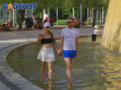 «Все купаются – и мы тоже!»: понаехи и краснодарцы упорно лезут в фонтаны парка Галицкого
