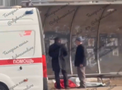 В Краснодаре на автобусной остановке умерла женщина
