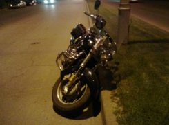 В Краснодаре мотоциклист разбился насмерть, отвлекшись на приветствие 