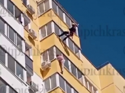 В Краснодаре опьянённый мужчина повис на балконе 14 этажа