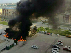 В Новороссийске вспыхнула автозаправка: небо заволокло черным дымом