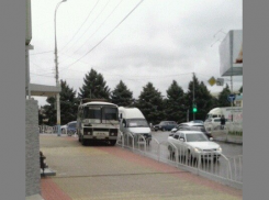 Армавирские пешеходы чудом не попали под колеса автобуса