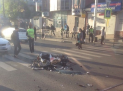 В Краснодаре мотоциклист на полном ходу влетел в иномарку