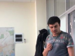 Громкий скандал между обманутыми дольщиками ЖК «Вершина» и сотрудниками офиса застройщика в Краснодаре попал на видео