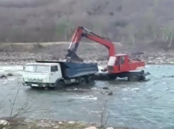  Сочинские бизнесмены украли сотни тонн щебня из местных рек 